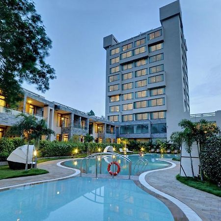 Boulevard 9 Luxury Resort & Spa Nadiād Buitenkant foto