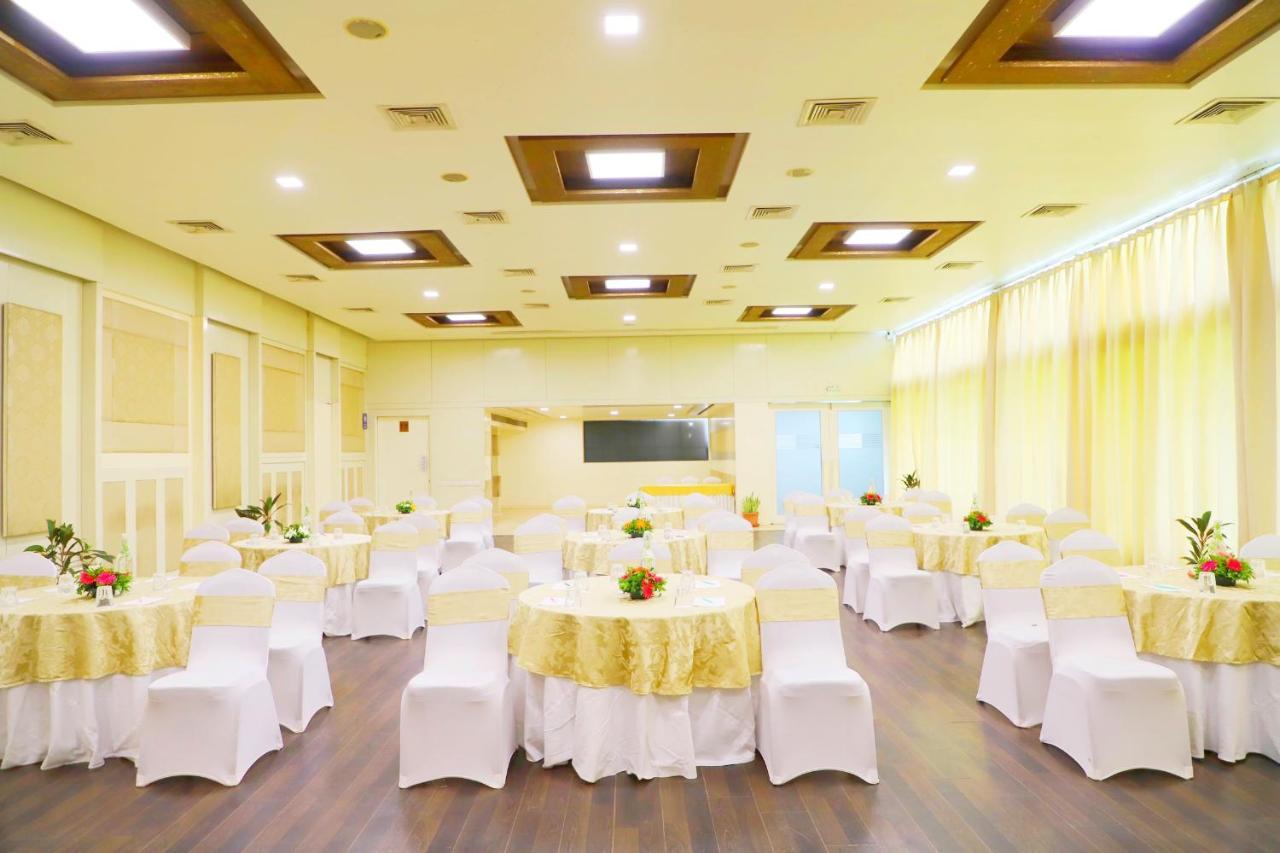 Boulevard 9 Luxury Resort & Spa Nadiād Buitenkant foto
