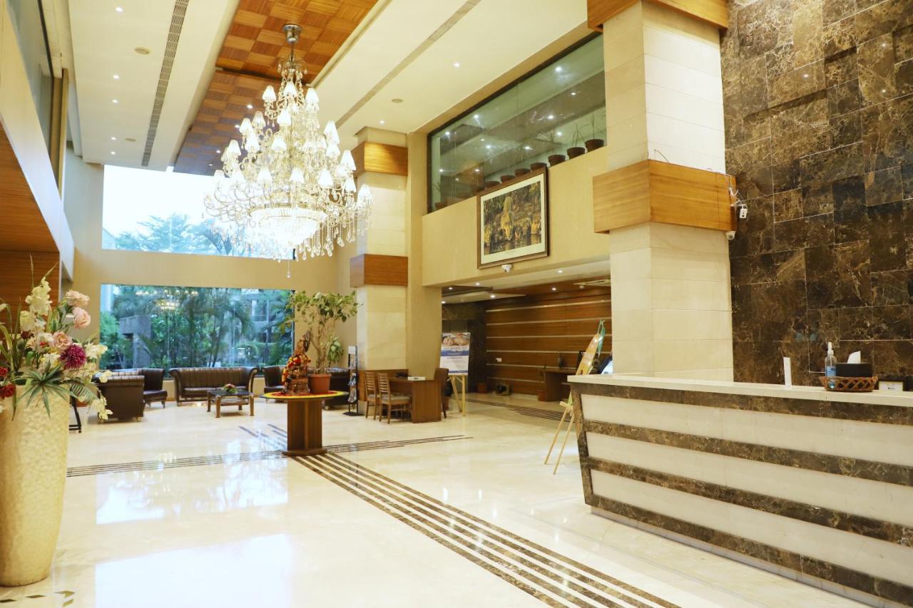 Boulevard 9 Luxury Resort & Spa Nadiād Buitenkant foto