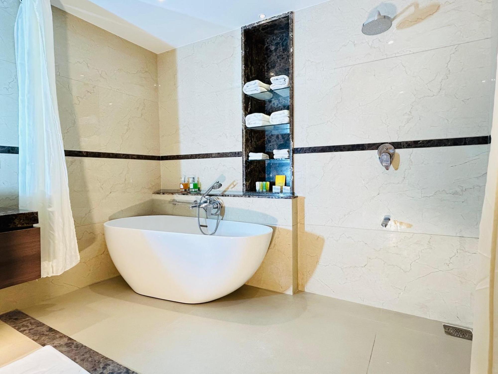 Boulevard 9 Luxury Resort & Spa Nadiād Buitenkant foto