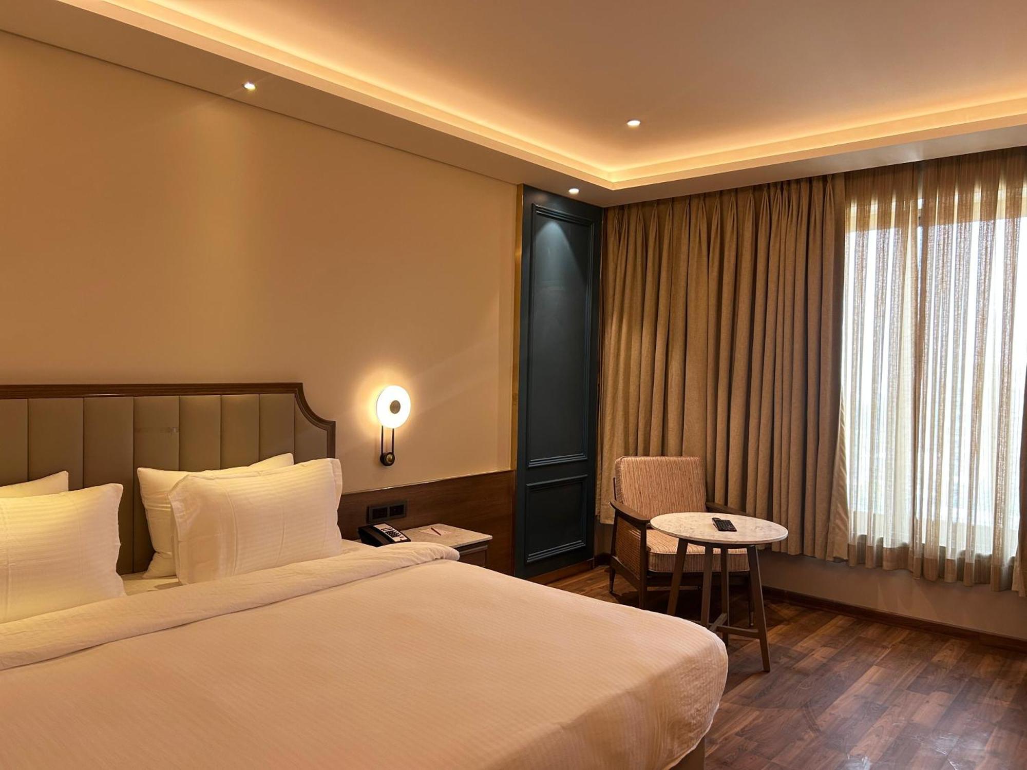 Boulevard 9 Luxury Resort & Spa Nadiād Buitenkant foto