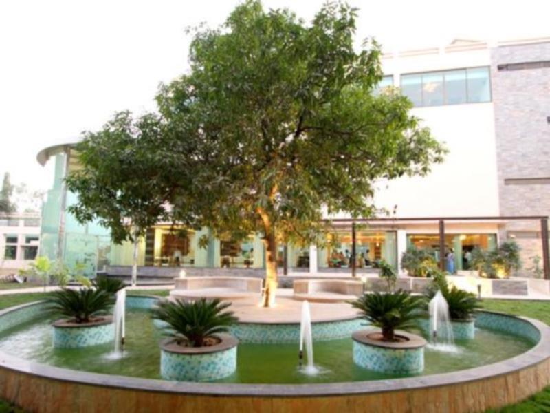 Boulevard 9 Luxury Resort & Spa Nadiād Buitenkant foto